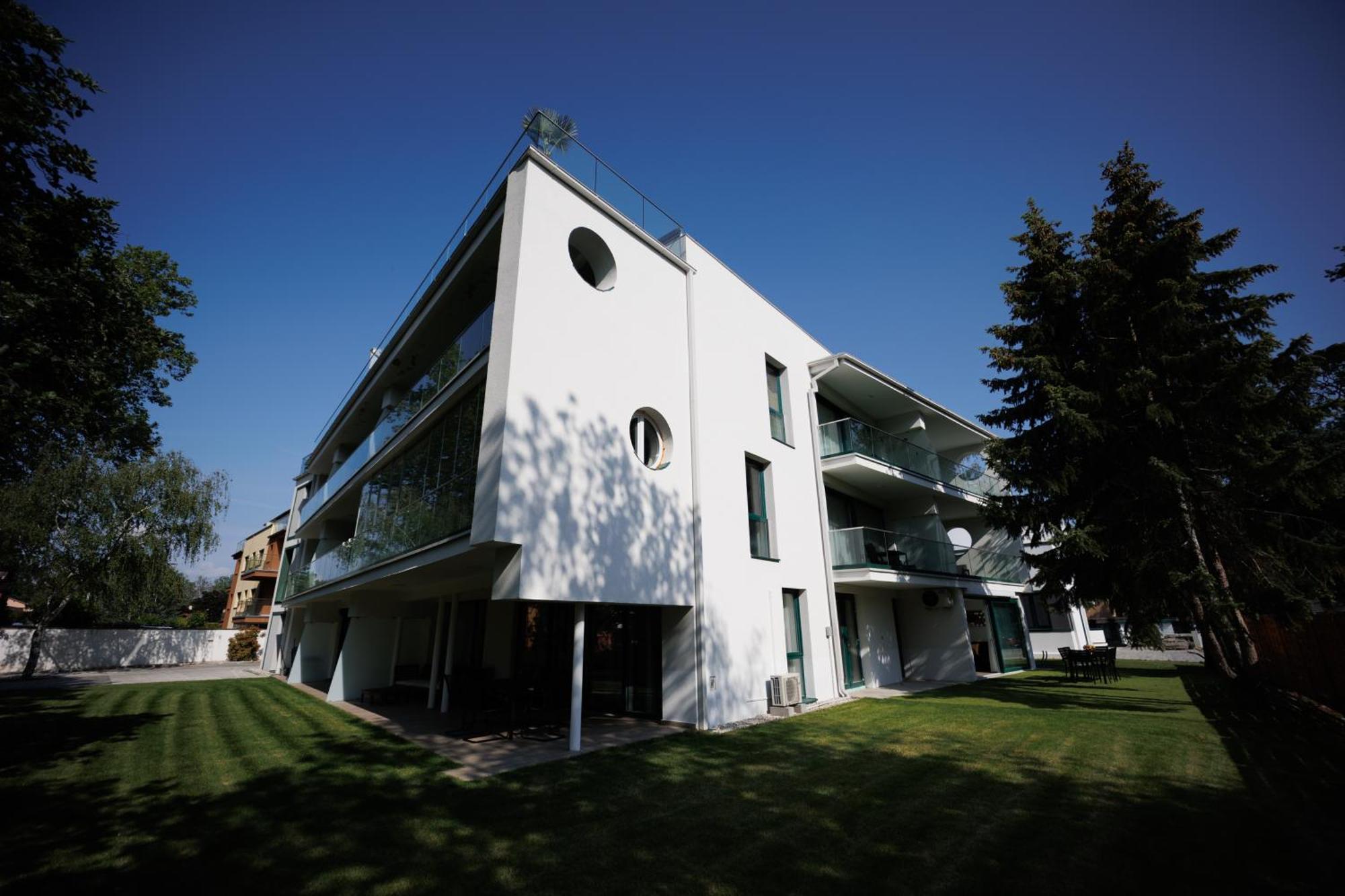 Villa Bauhaus Wellness Apartman Fsz. 3 Siofok Exterior photo
